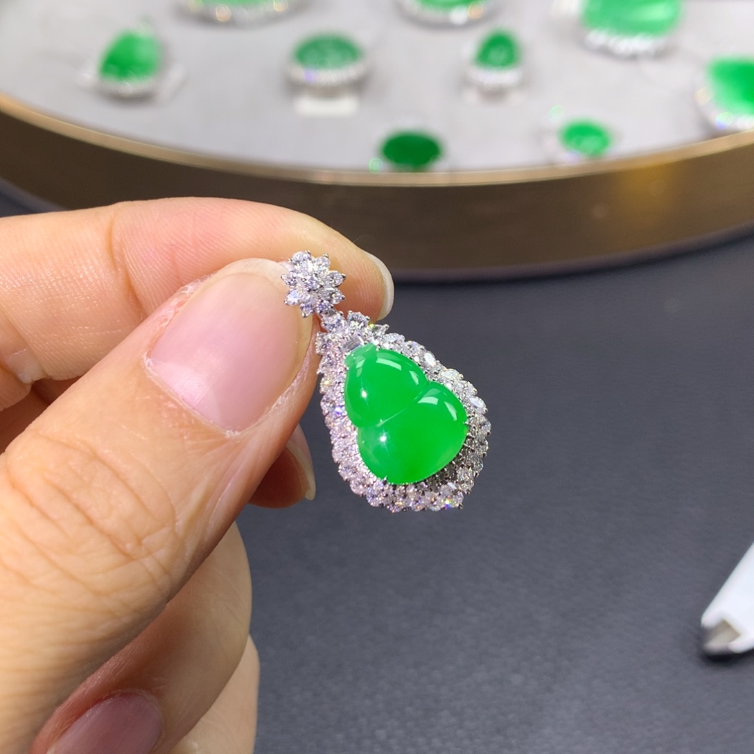 翡翠颈饰18K金镶嵌翡翠