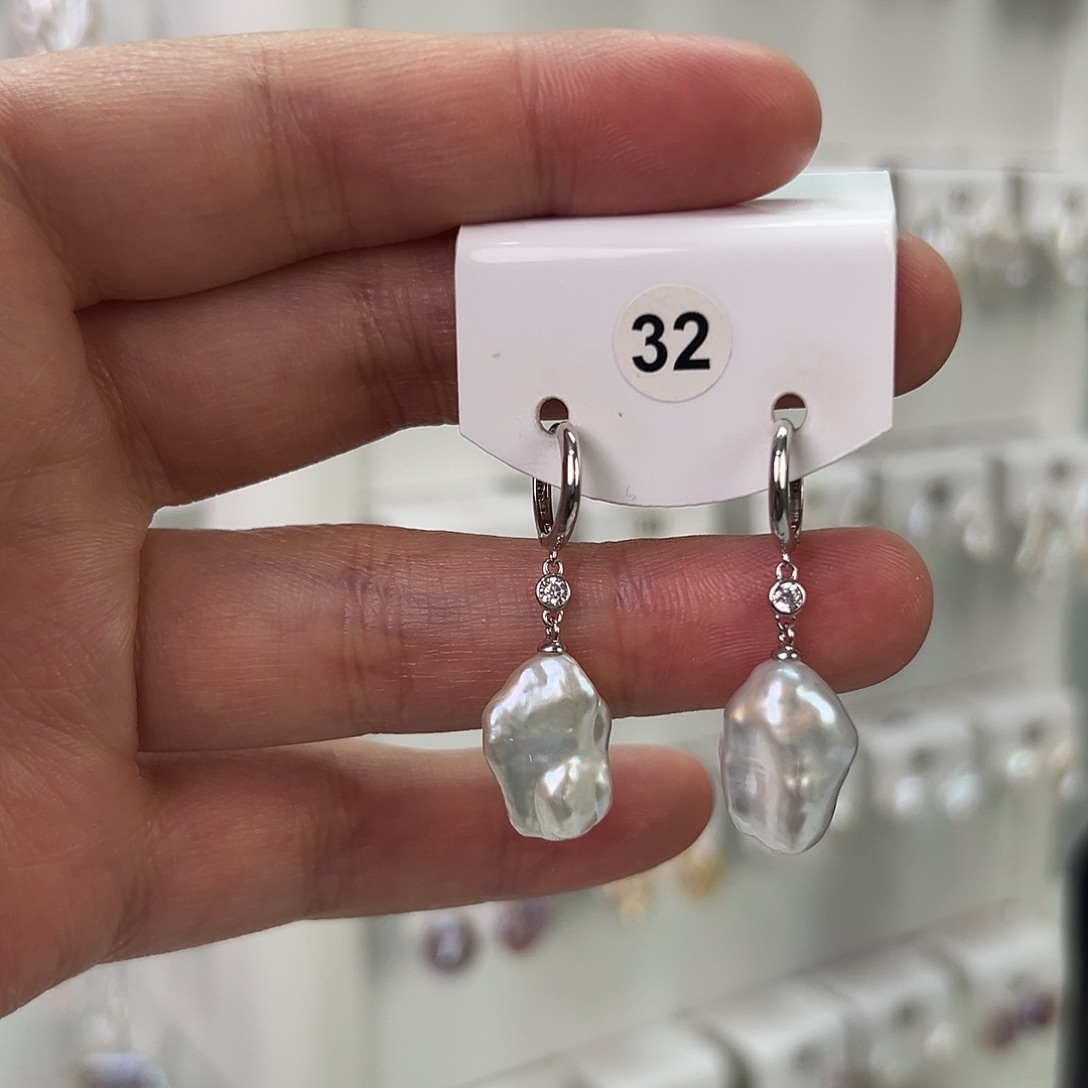 非金属巴洛克花瓣耳饰 