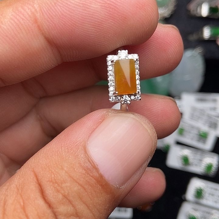 颈饰未镶嵌翡翠欧**帘戒指