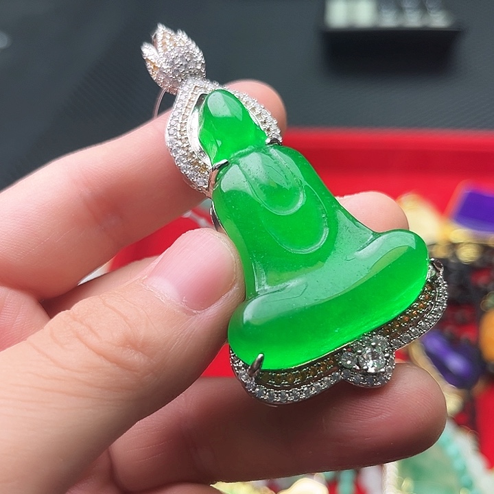 翡翠颈饰未镶嵌啊啊啊