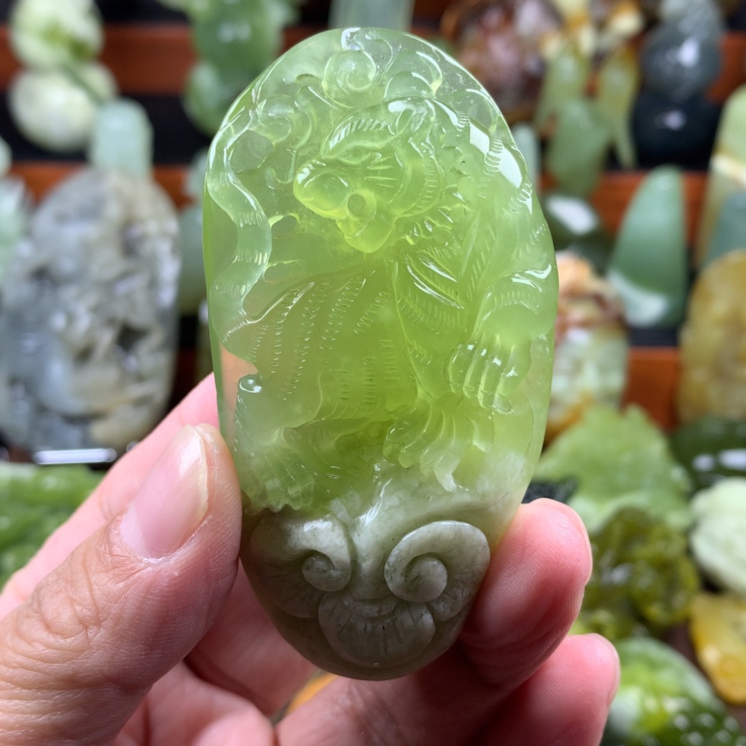 岫玉未镶嵌挂件吊坠