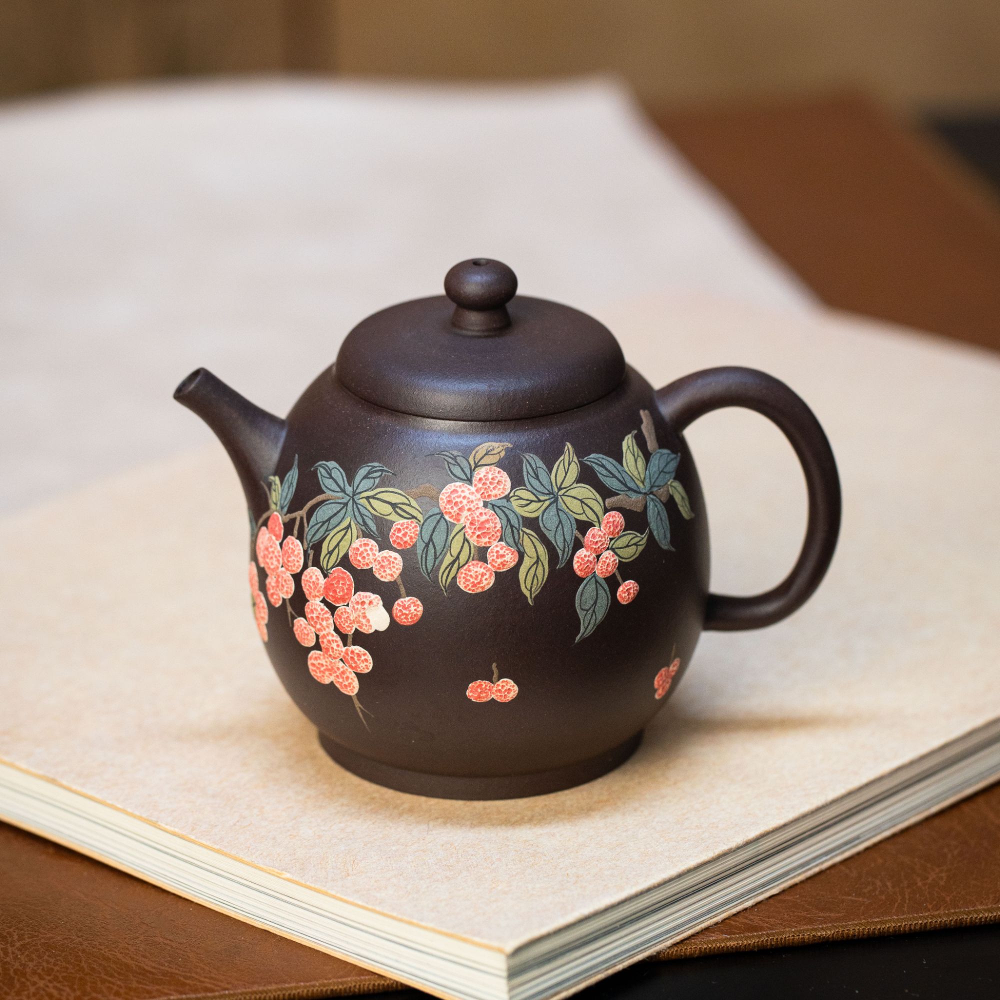 9133  原矿紫砂茶具紫罗兰泥料堆绘荔枝壶   260cc左右