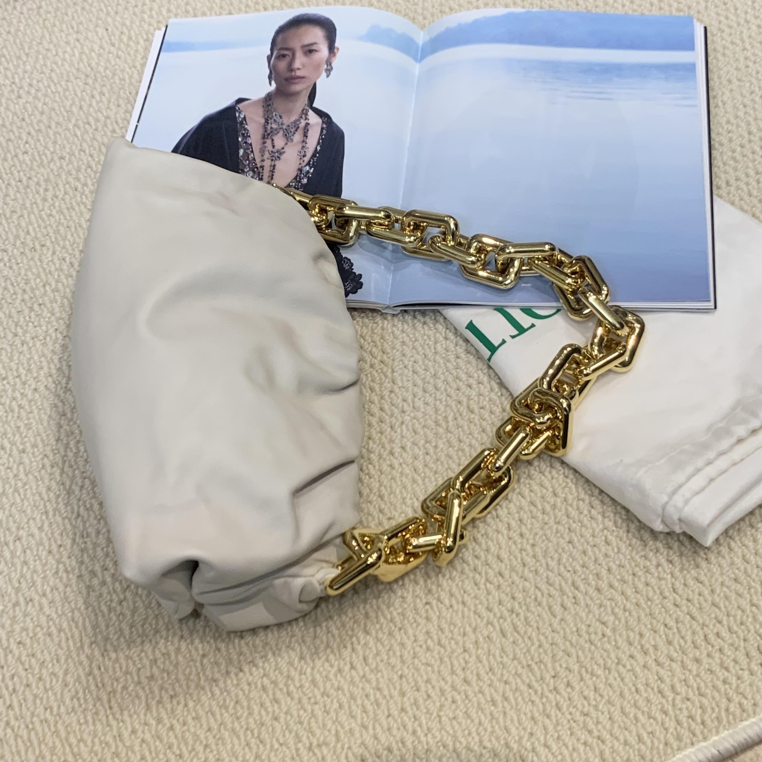 99新 BOTTEGA VENETA/葆蝶家 壹臻/米白色粗链条云朵包 61530609