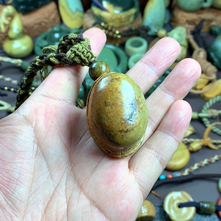 吊坠(赠链)未镶嵌岫岩河磨玉（透闪石质玉）衍**平