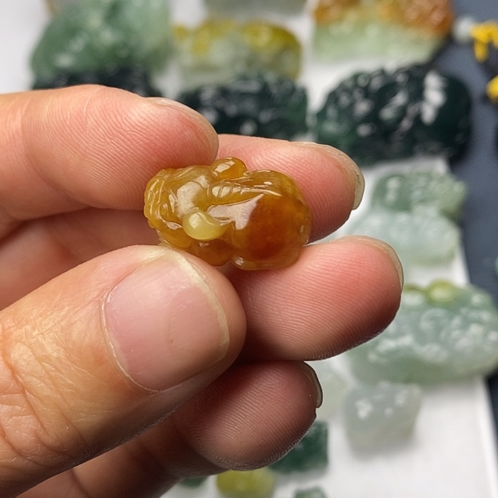 敏***尔翡翠未镶嵌颈饰送个顶珠