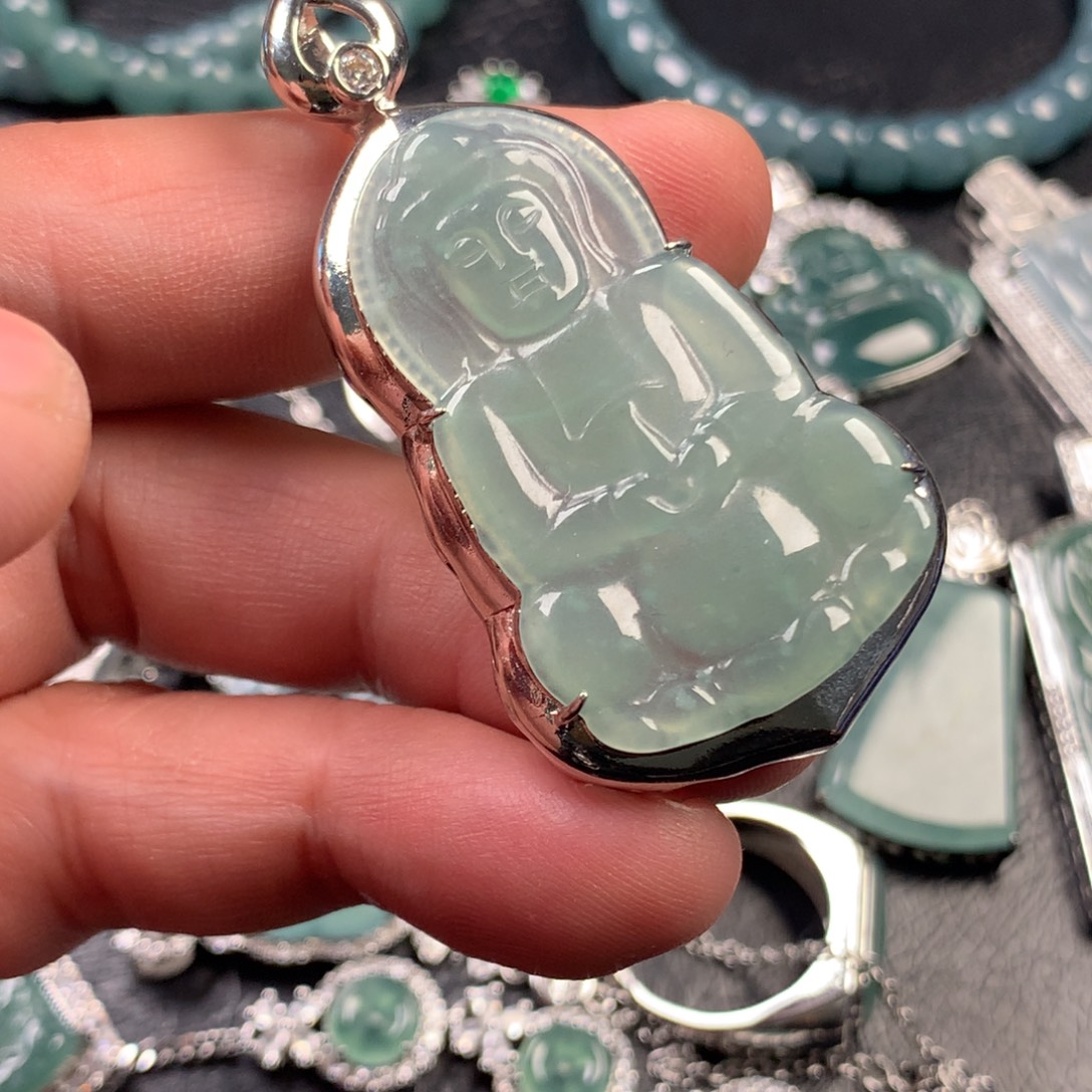 翡翠未镶嵌颈饰观音