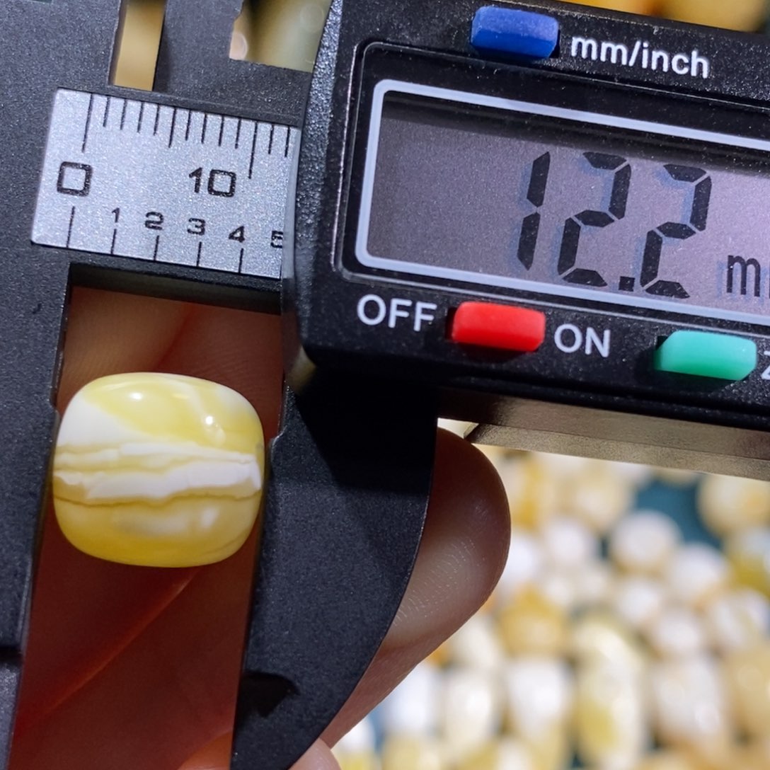 琥珀裸石未镶嵌配饰