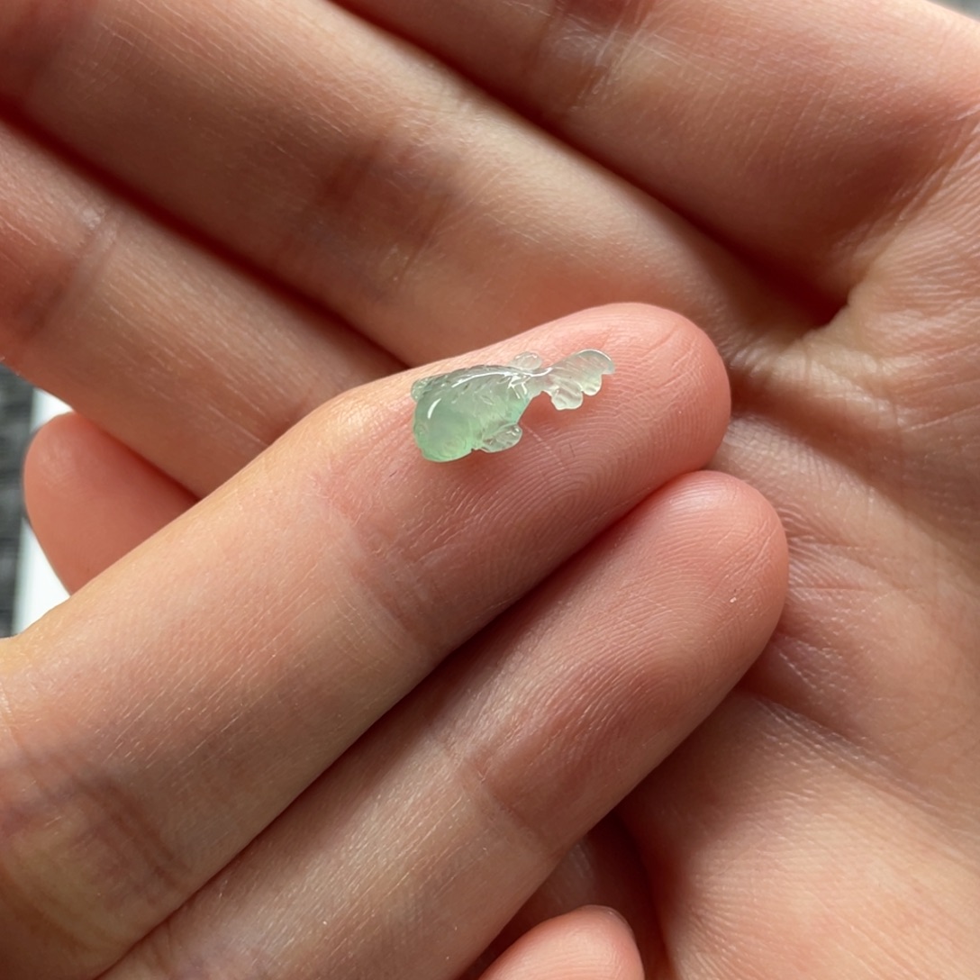 翡翠未镶嵌颈饰小金鱼