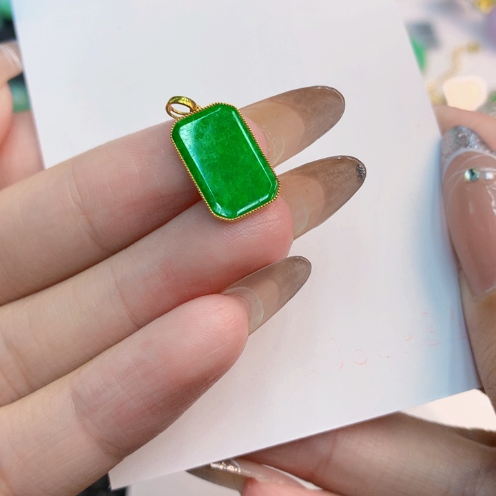 颈饰18K金镶嵌翡翠天然翡翠