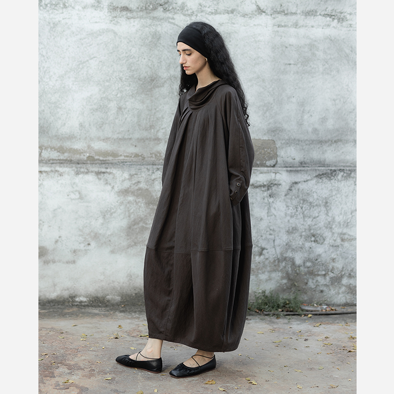 宽泛茧型宽松花苞连衣裙 简约廓形收褶铜氨天丝开叉套头堆领长裙