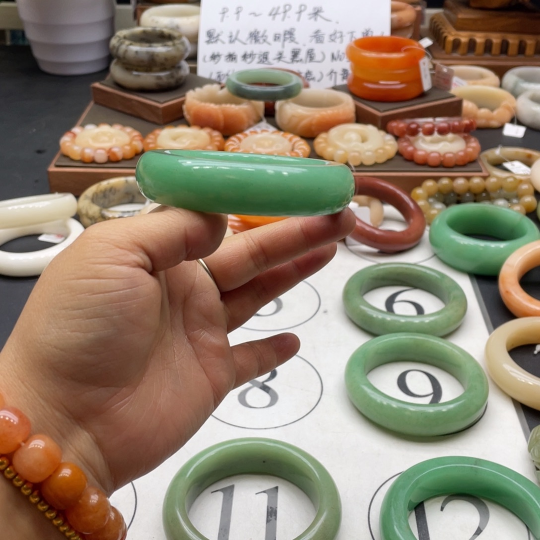 草***原石英岩玉未镶嵌手镯