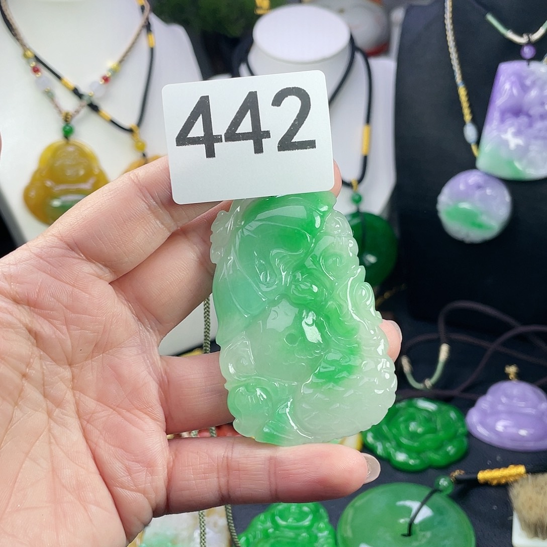 翡翠未镶嵌吊坠(赠链)