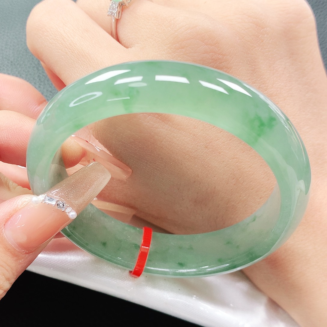 翡翠手镯未镶嵌56圈