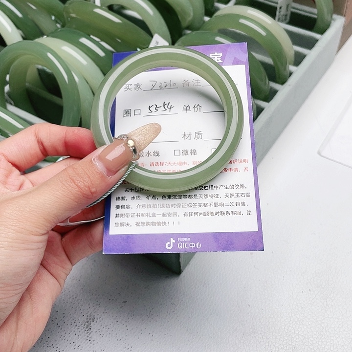 和田玉手镯未镶嵌荔*.