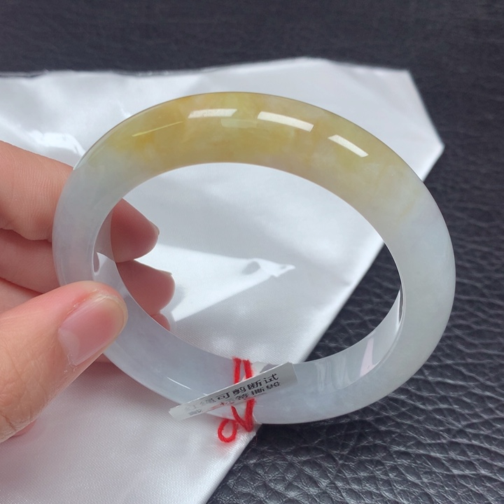 翡翠手镯未镶嵌。