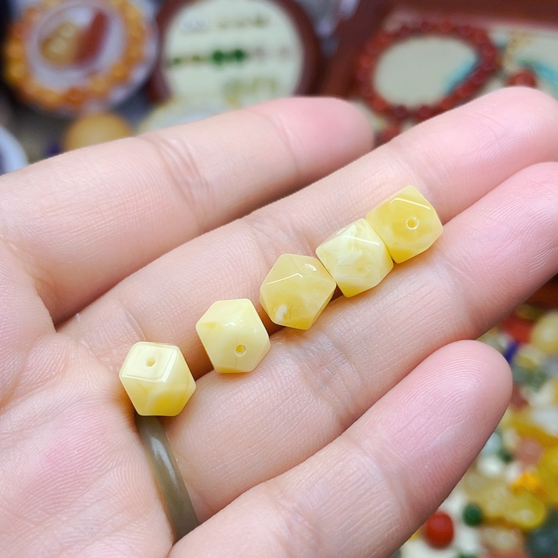 琥珀裸石未镶嵌发一个