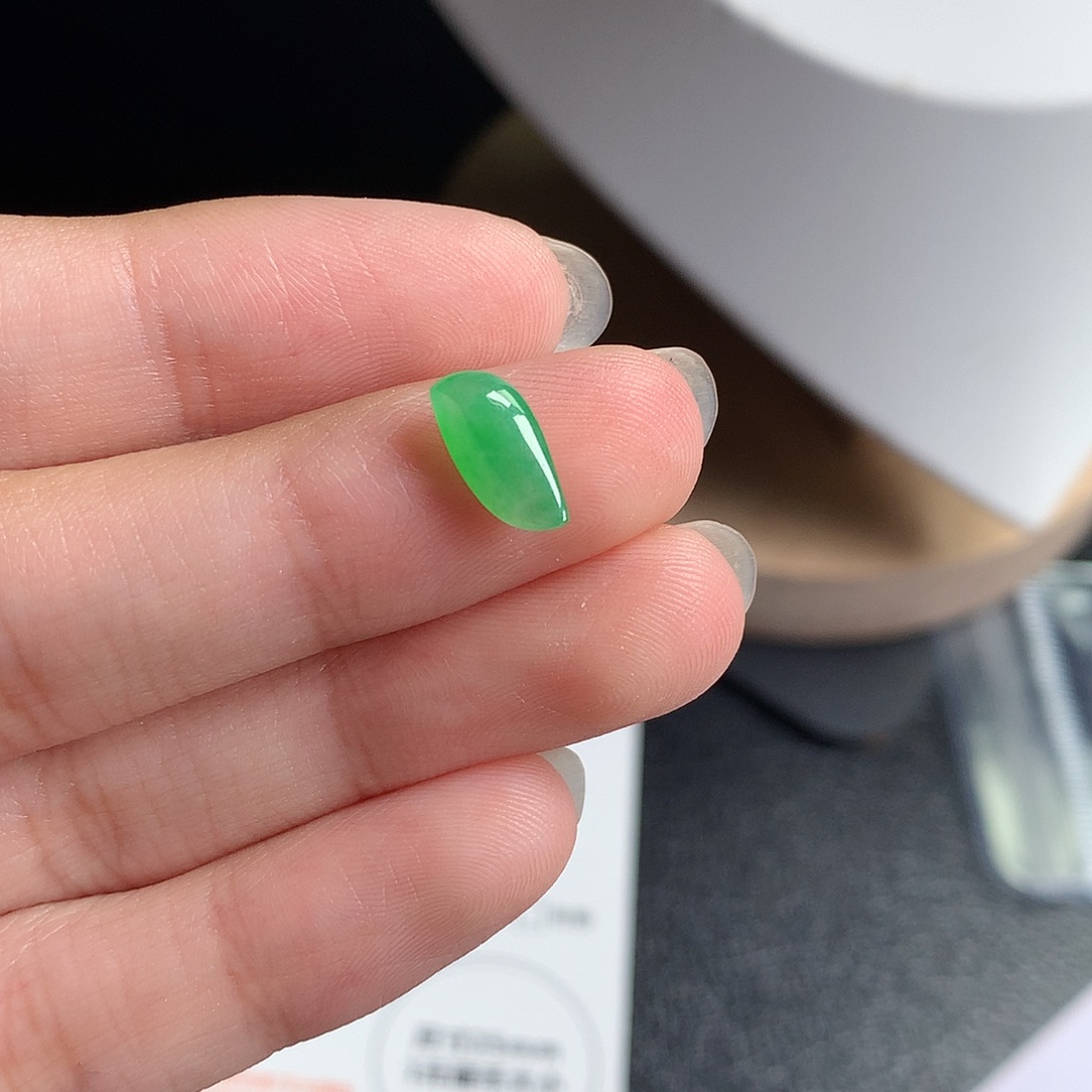 翡翠裸石缅甸天然A货翡翠阳绿随形