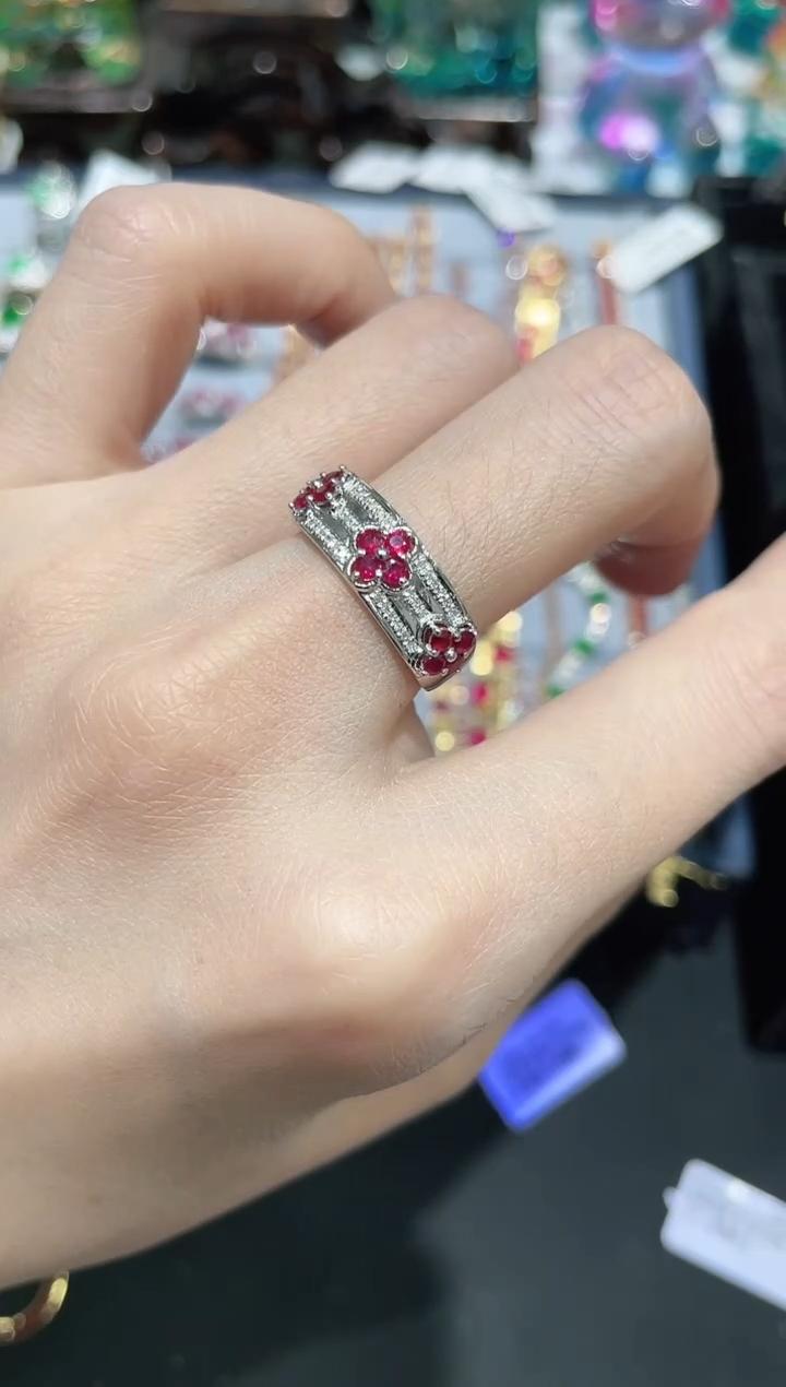 18K金镶嵌天然红宝石戒指四叶草