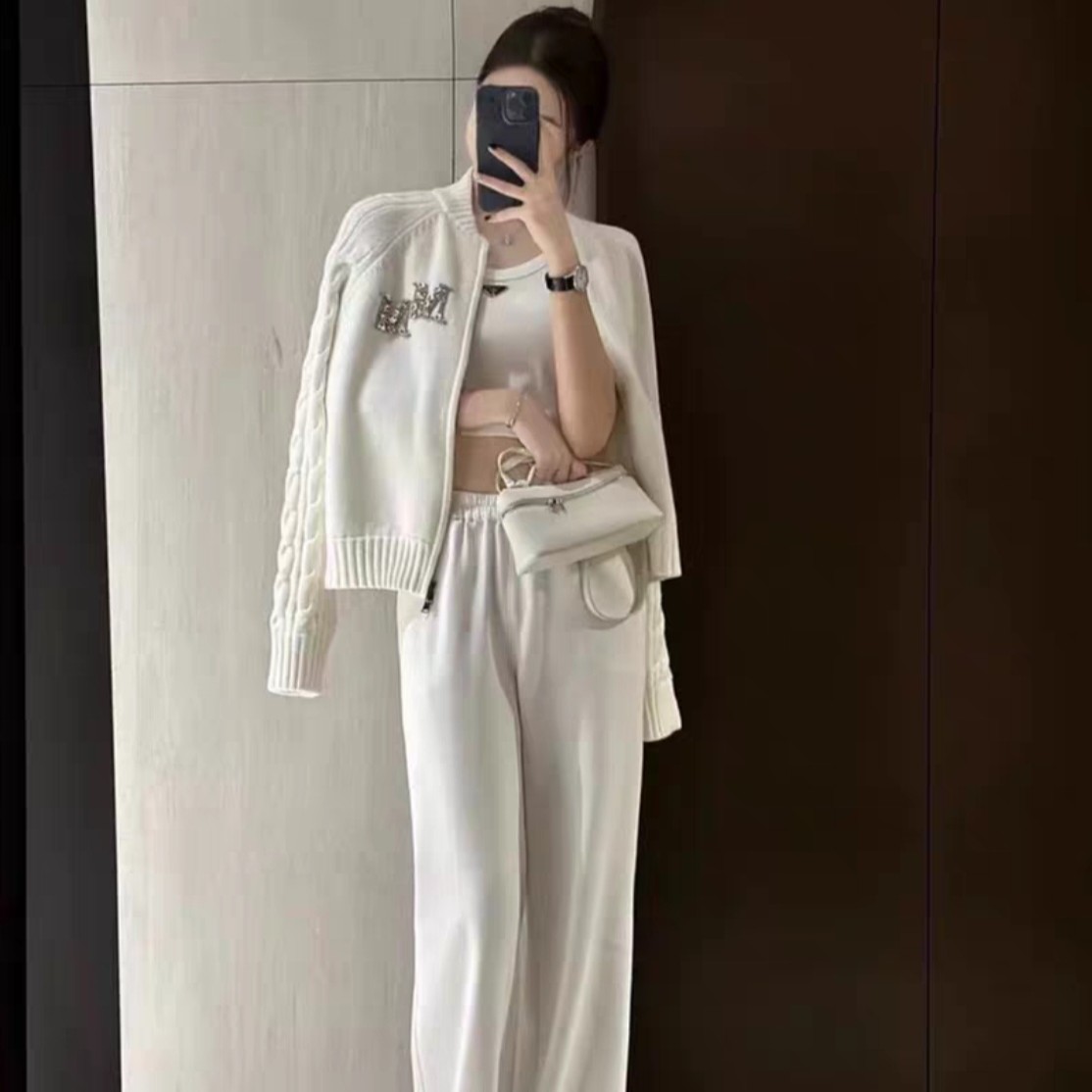 99新 MaxMara 001110 字母水钻镶嵌绵羊毛针织拉链毛衣米色 M码