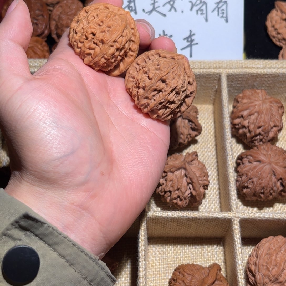 文玩核桃吊坠40三角白