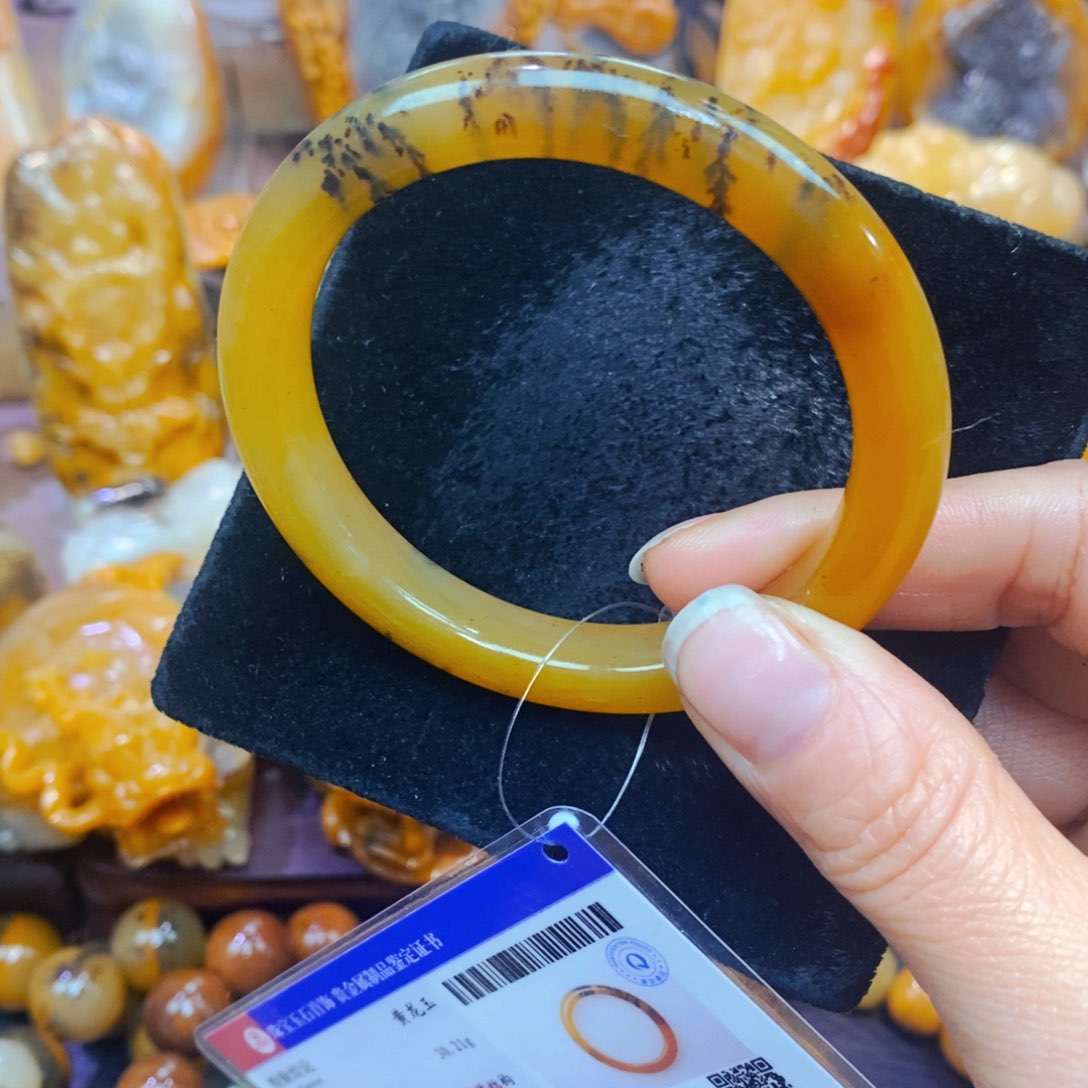 未镶嵌石英质玉（黄龙玉）颈饰