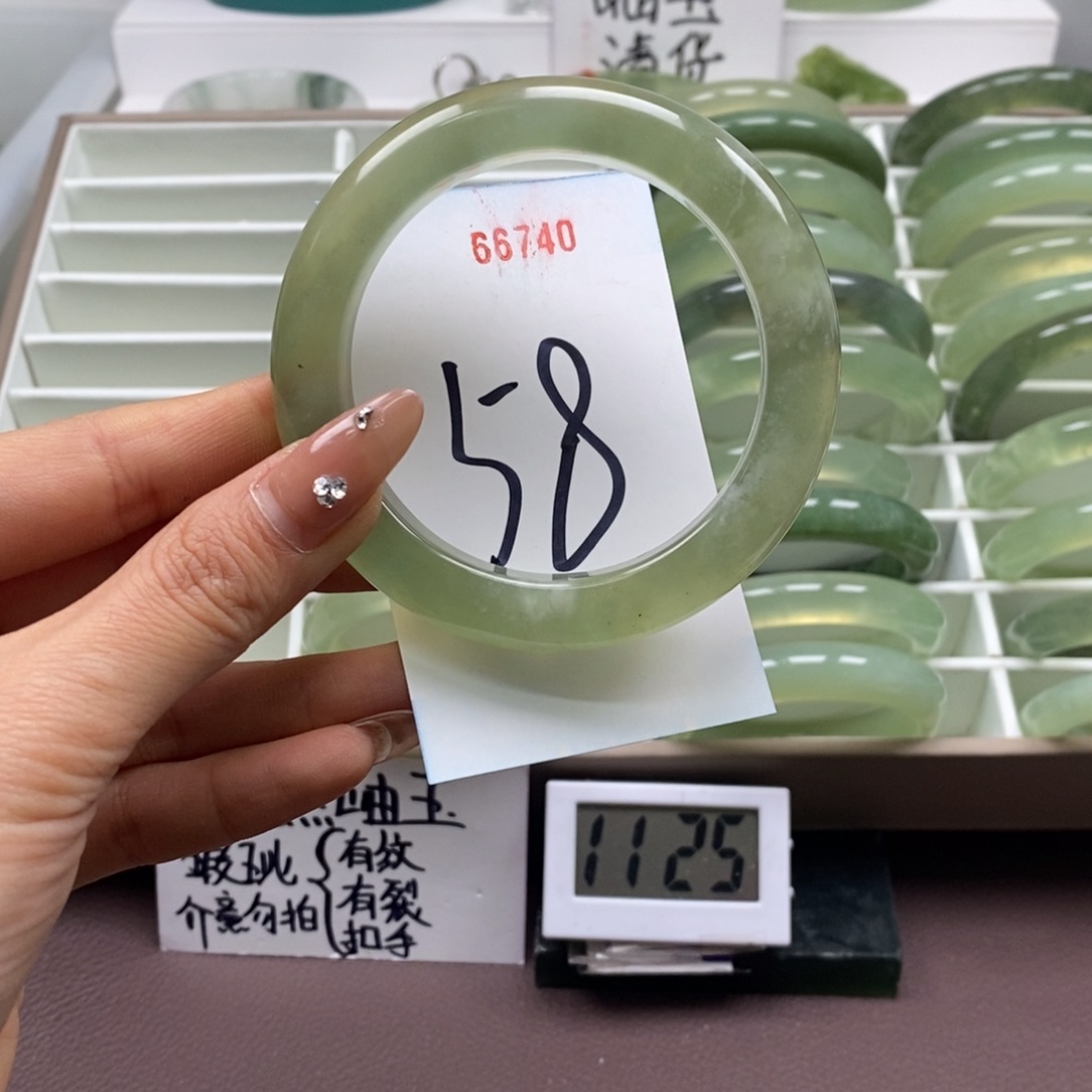 蛇纹石玉手镯未镶嵌