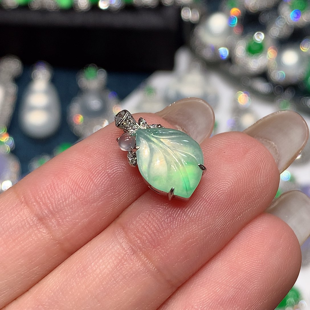 颈饰18K金镶嵌翡翠叶子