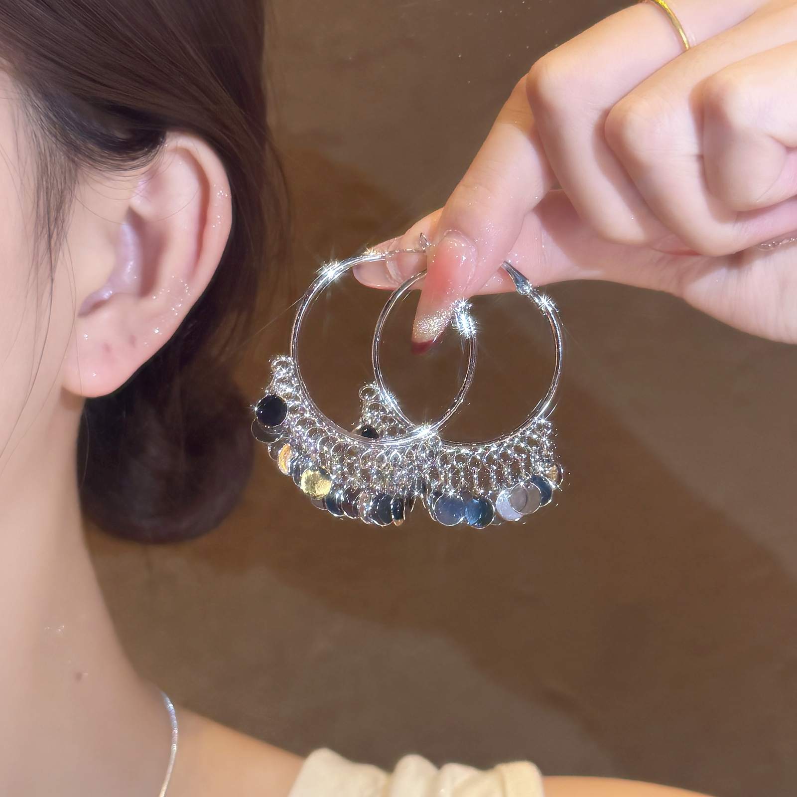 铜合金耳饰 银色粼粼波光亮片流苏耳环女时髦气质圆圈显脸小耳饰商品图