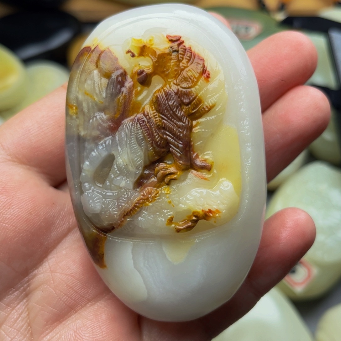戴***姐石材方解石手把件虎
