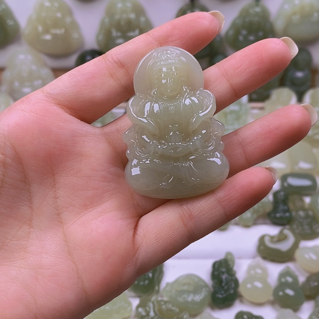 和***成和田玉未镶嵌颈饰