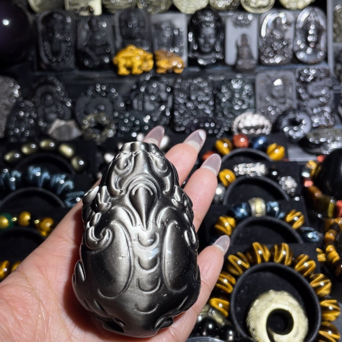 穆***臣黑曜岩未镶嵌珠宝奇石