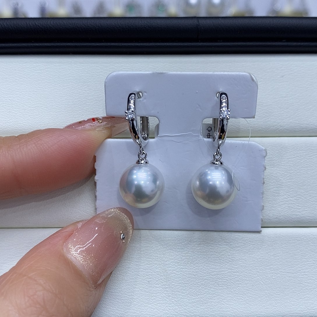 海水珍珠耳饰18K金镶嵌10到11点位