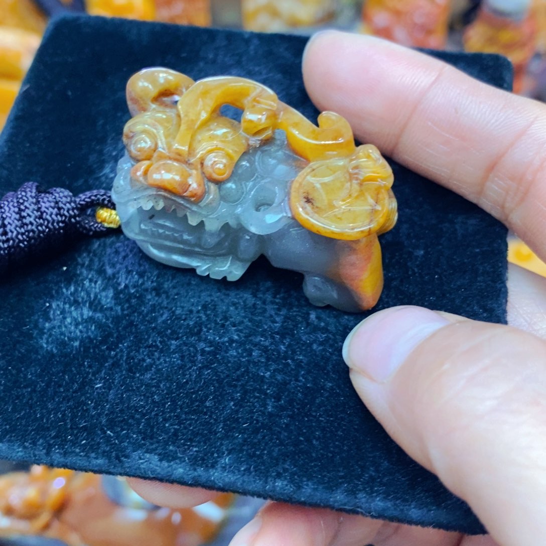 未镶嵌石英质玉（黄龙玉）颈饰