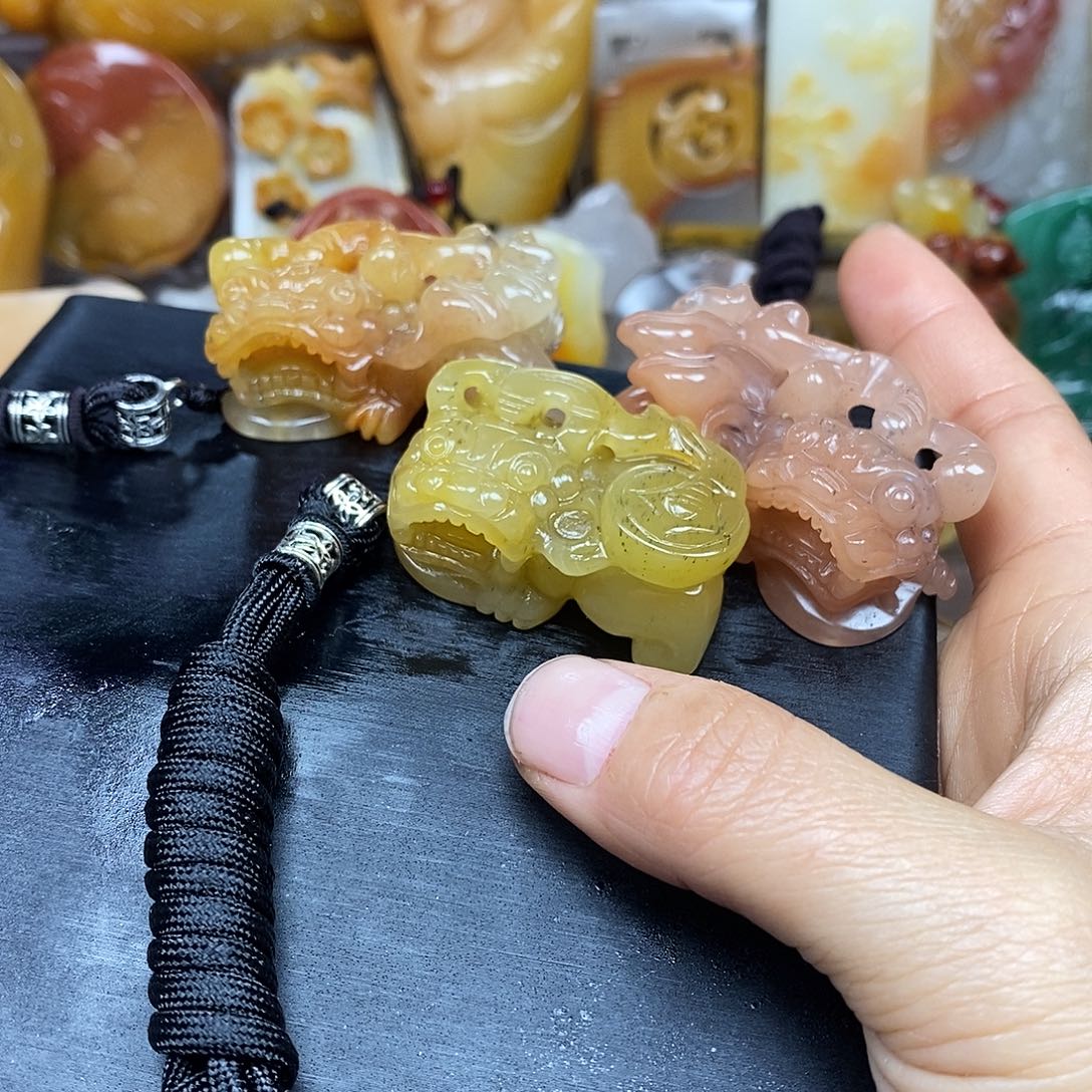 石英质玉（黄龙玉）颈饰未镶嵌