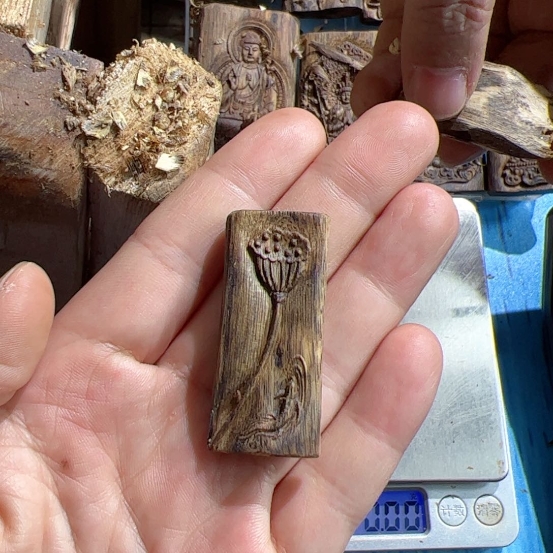 沉香吊坠白棋莲蓬3.7克