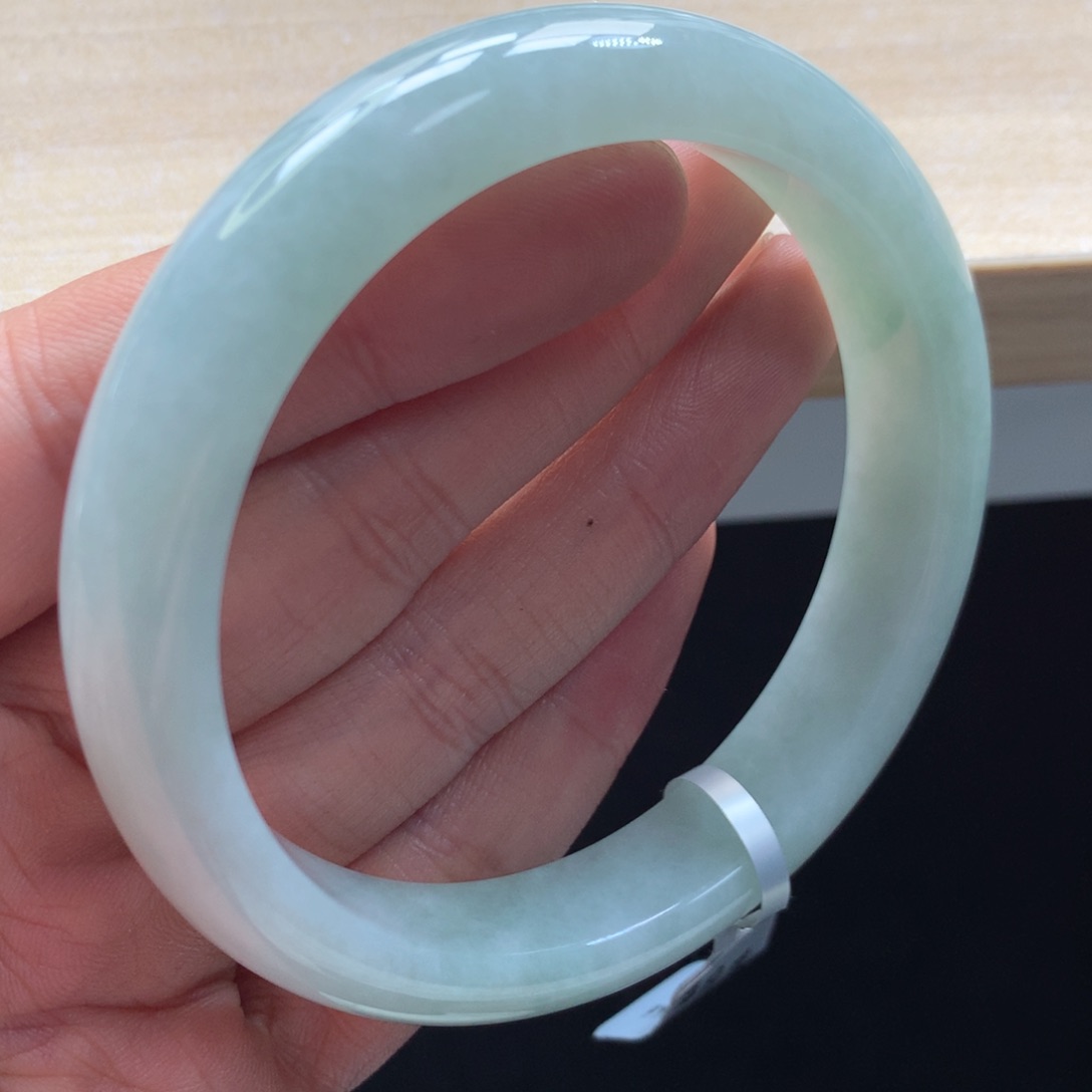 颈饰未镶嵌翡翠手镯