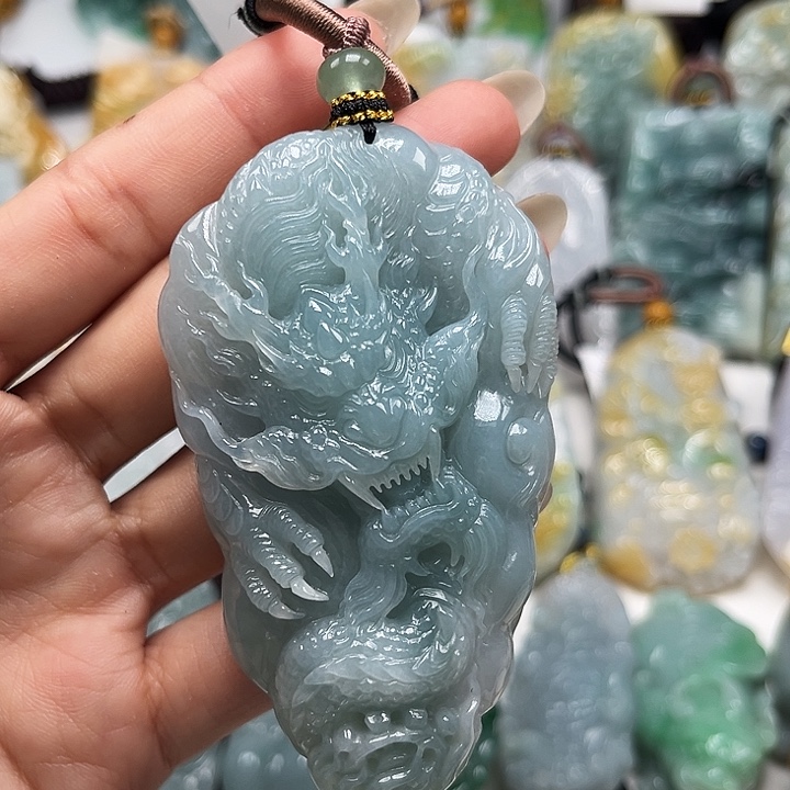 翡翠未镶嵌颈饰龙牌