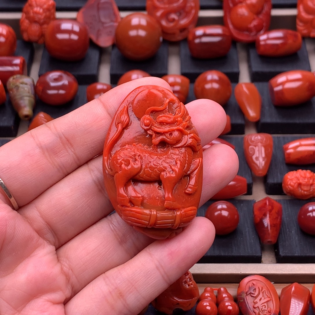 南红玛瑙未镶嵌精工雕刻麒麟吊坠