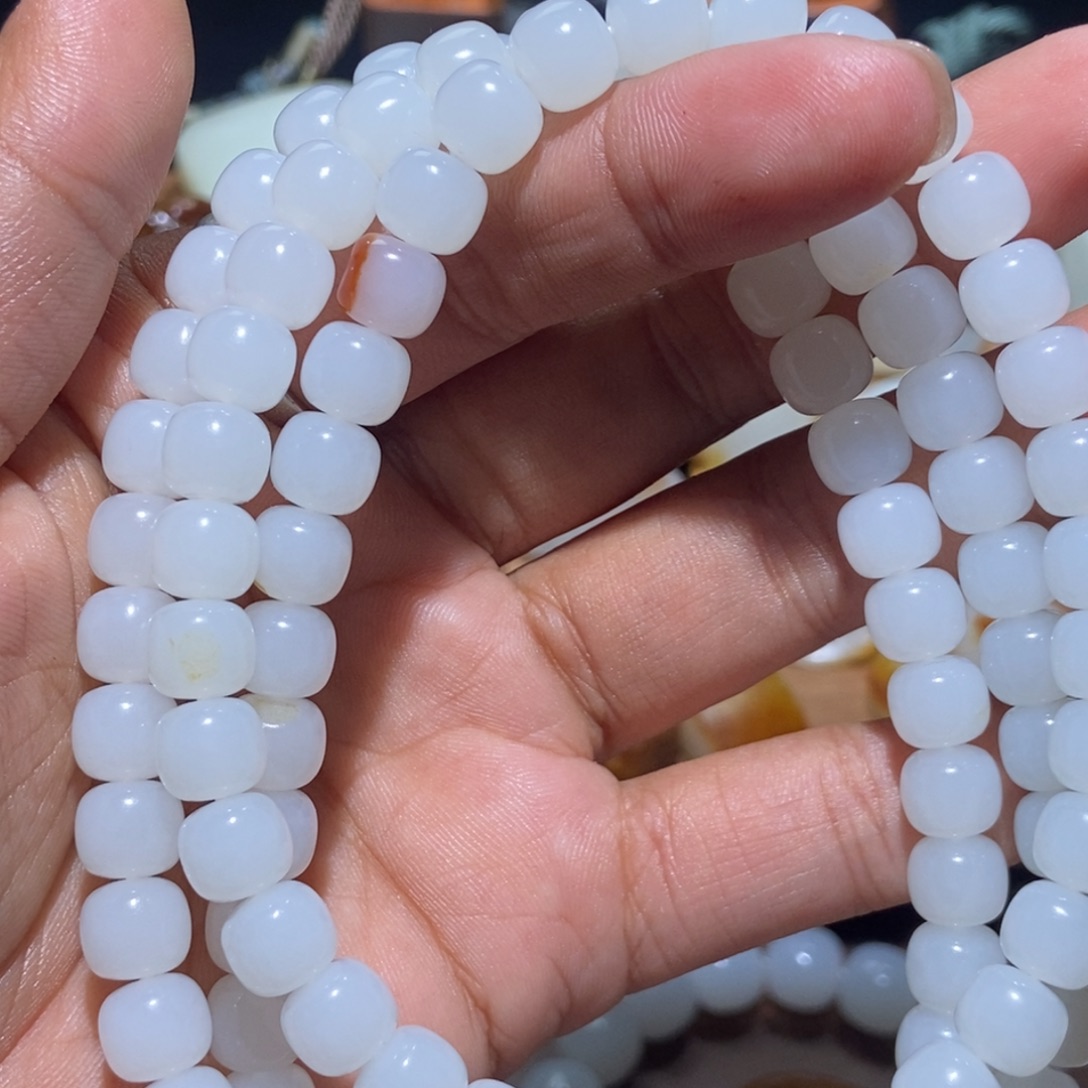 憨***憨和田玉未镶嵌颈饰