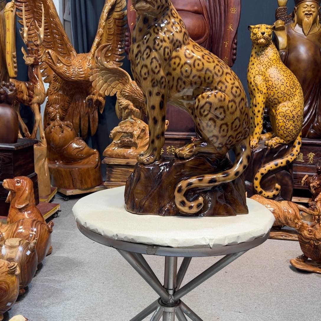 香樟木咱****人香樟木材质豹子摆件