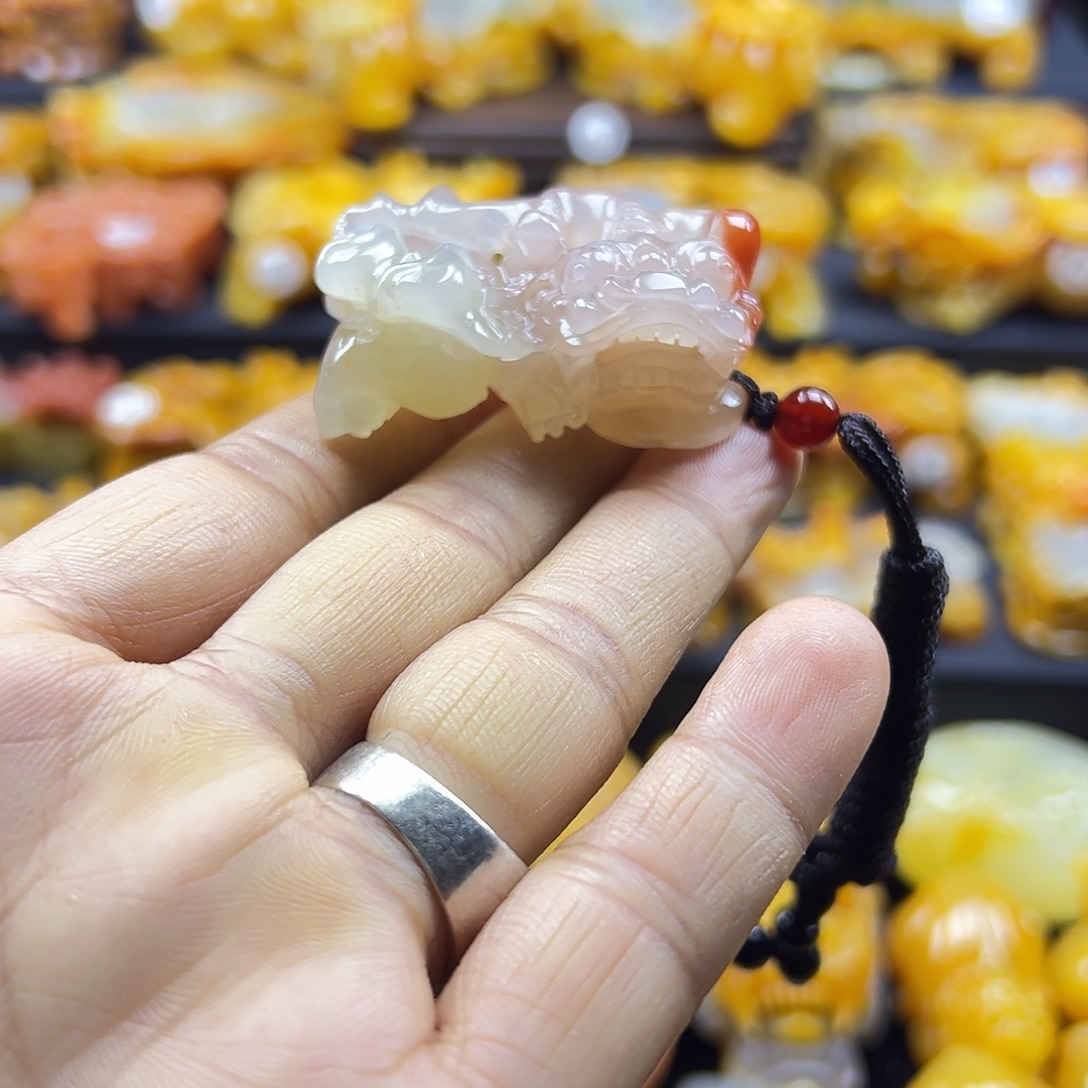 石英质玉（黄龙玉）未镶嵌颈饰