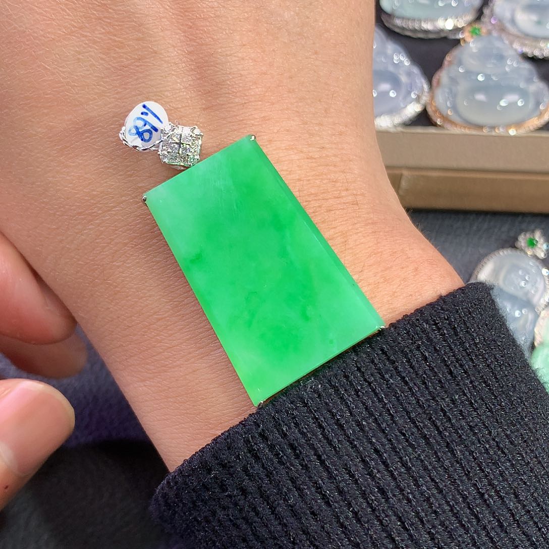 翡翠吊坠(赠链)18K金镶嵌