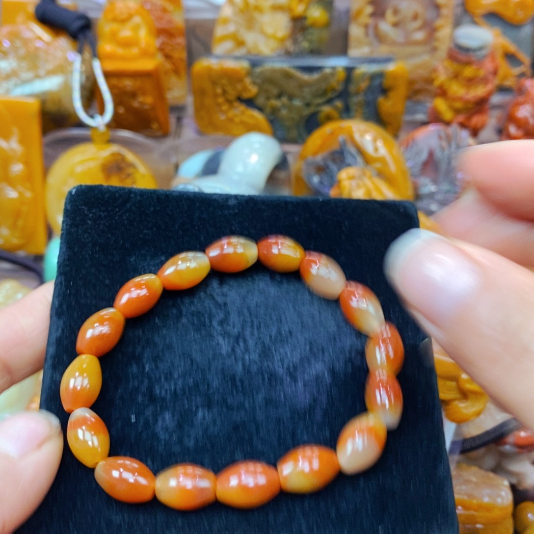 未镶嵌石英质玉（黄龙玉）颈饰