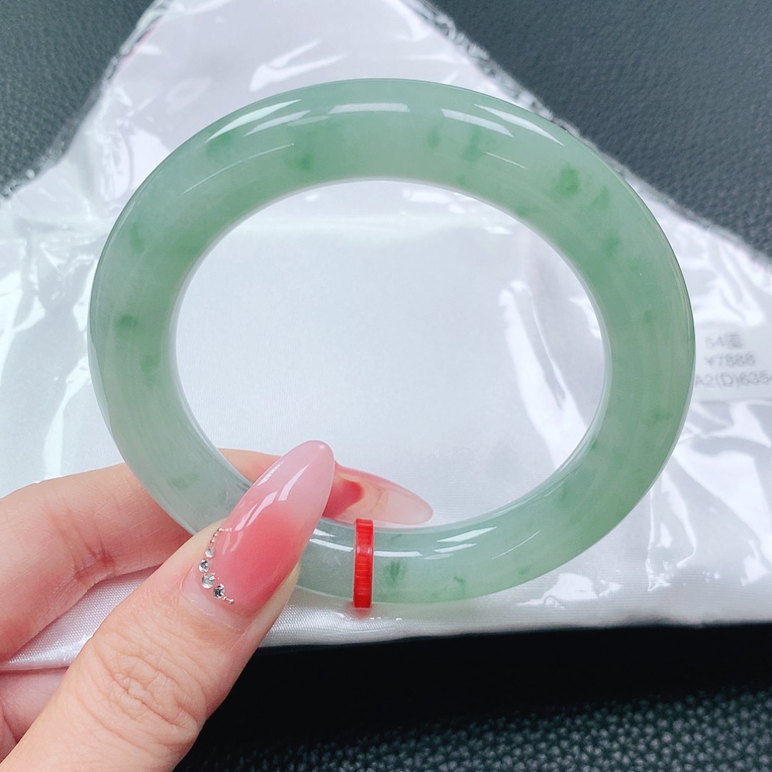 翡翠手镯未镶嵌54圈
