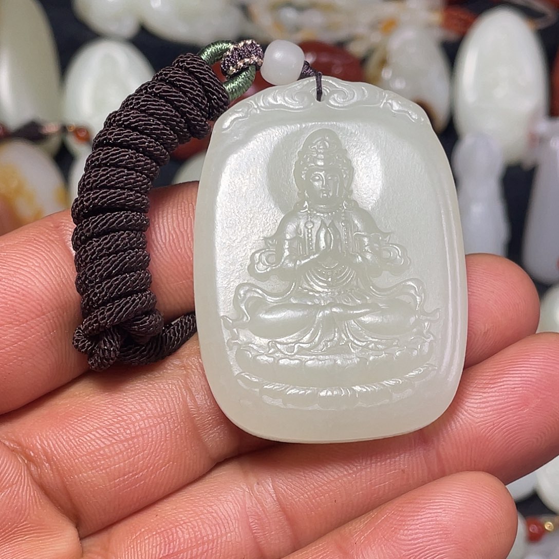 同***厨和田玉未镶嵌颈饰吊坠