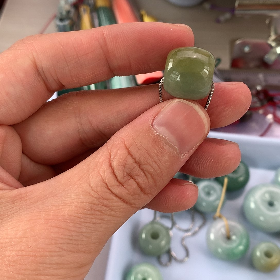 翡翠颈饰未镶嵌?***儿路路通