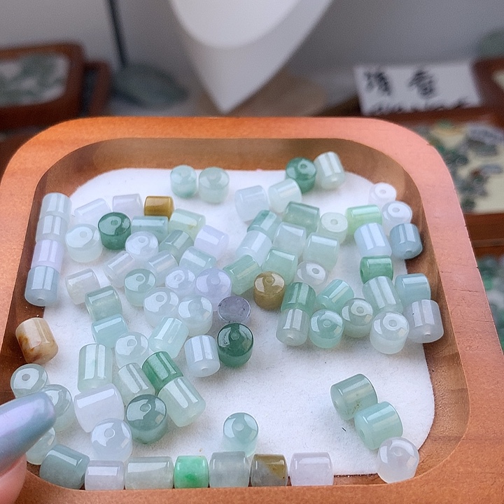 翡翠未镶嵌颈饰桶珠1个