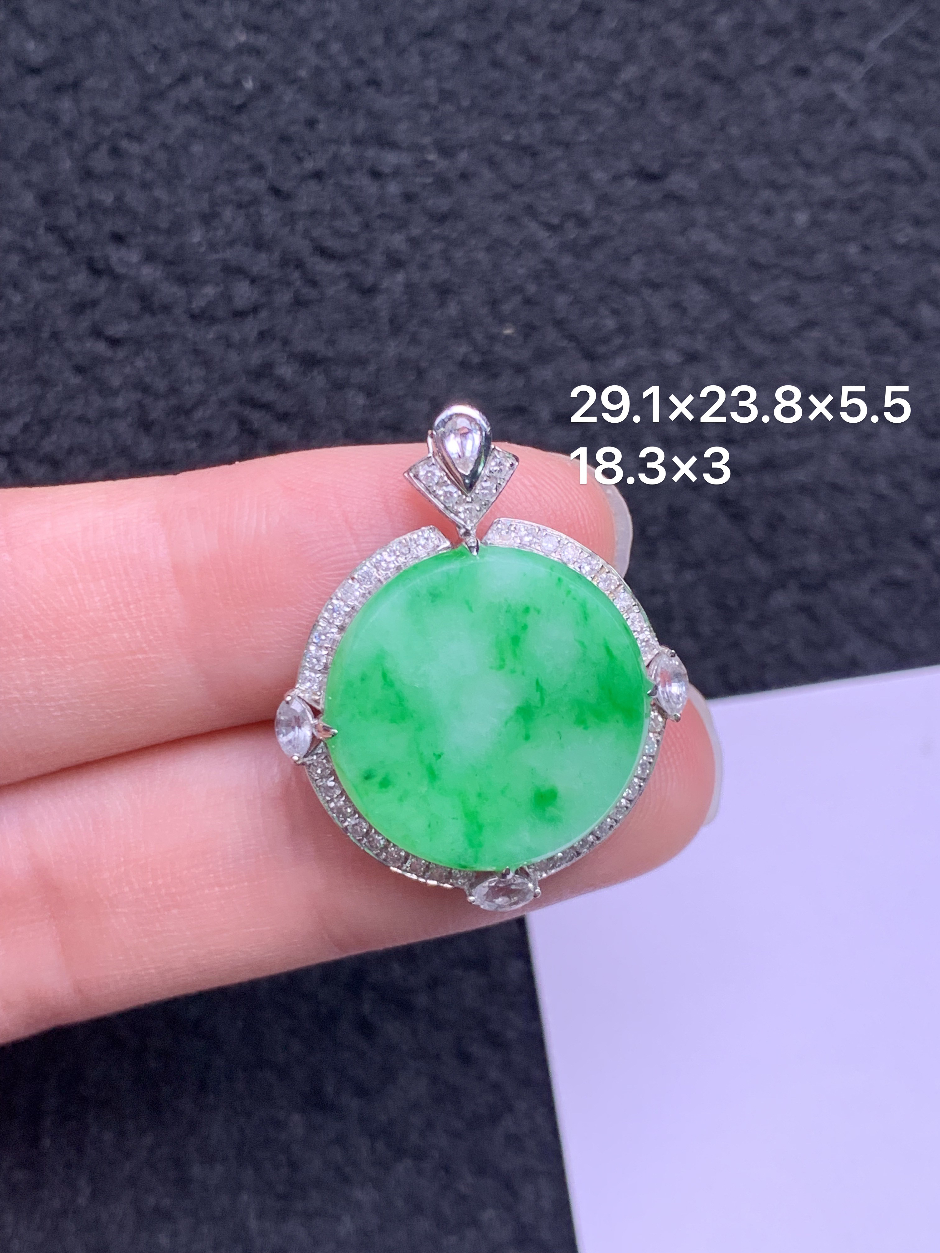 18K金镶嵌天然缅甸翡翠阳绿圆牌吊坠