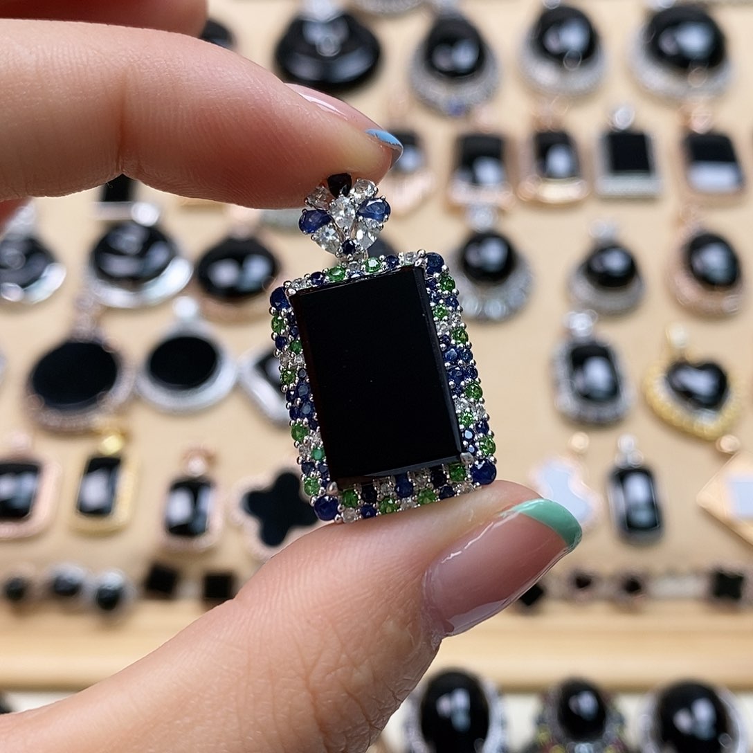 翡翠颈饰18K金镶嵌天然翡翠墨翠