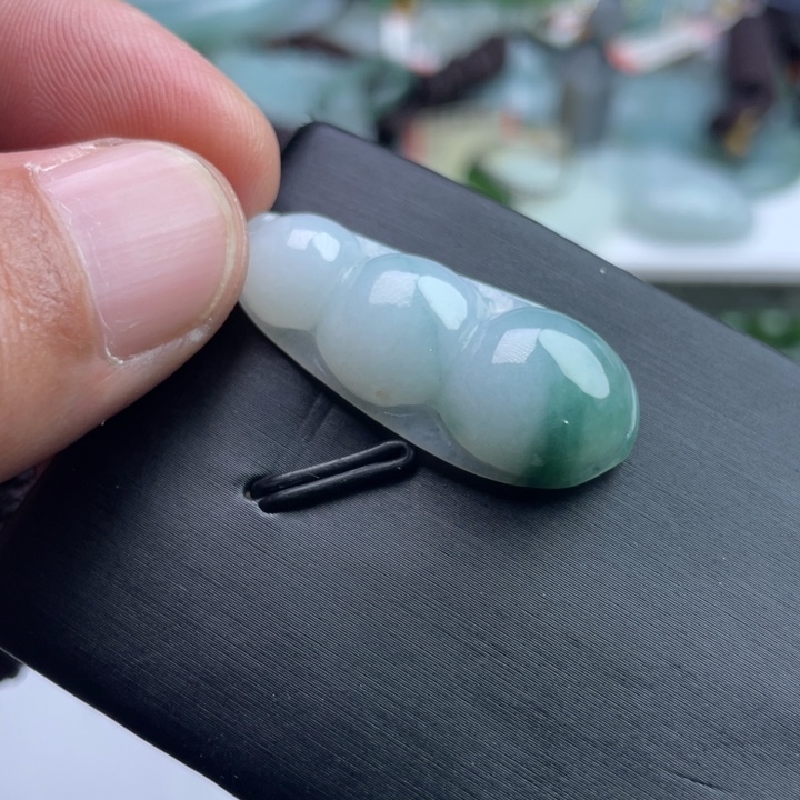 翡翠未镶嵌颈饰挂件